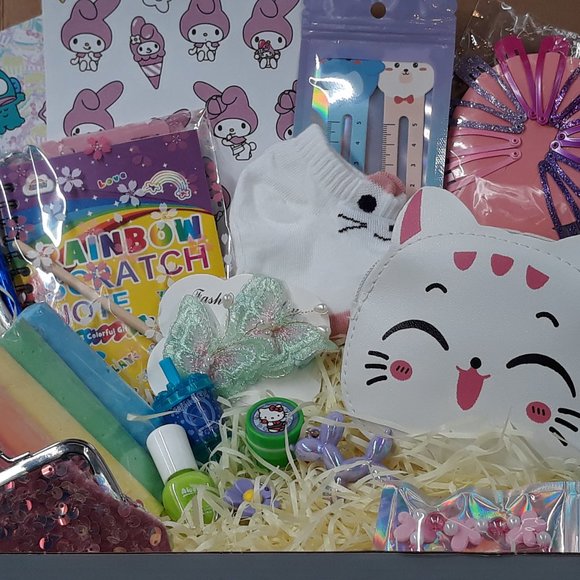 Girls Mystery Gift Box | Ages 4–7 |  Coloring, Hair Accessories, Glosses, Purses - Picture 2 of 4